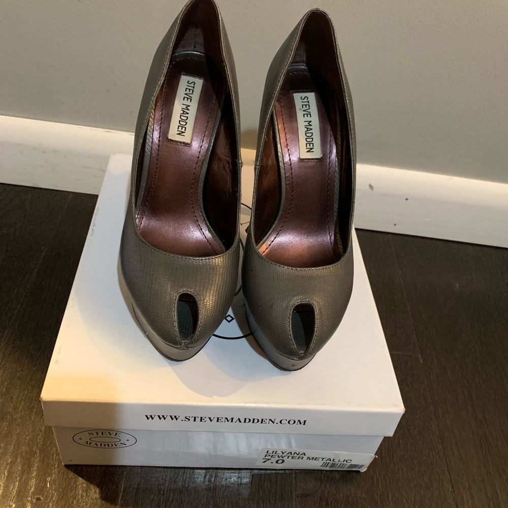 Steve Madden “Lilyana” open toe pump.